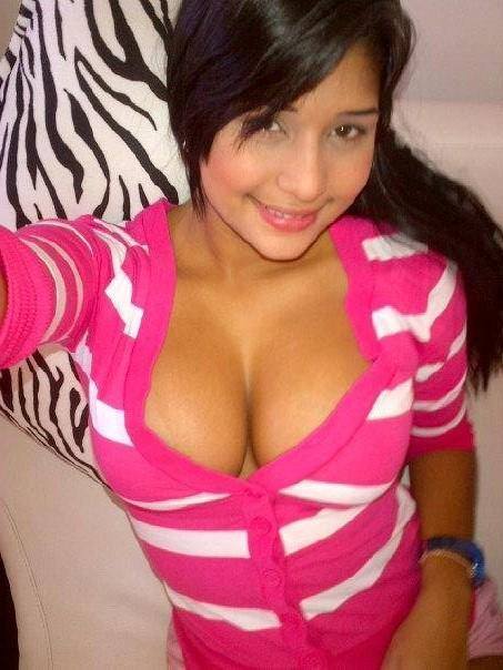 Belahan toket cewek cantik